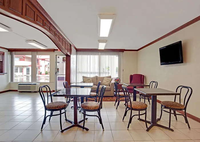 Super 8 By Wyndham Oklahoma/Frontier City