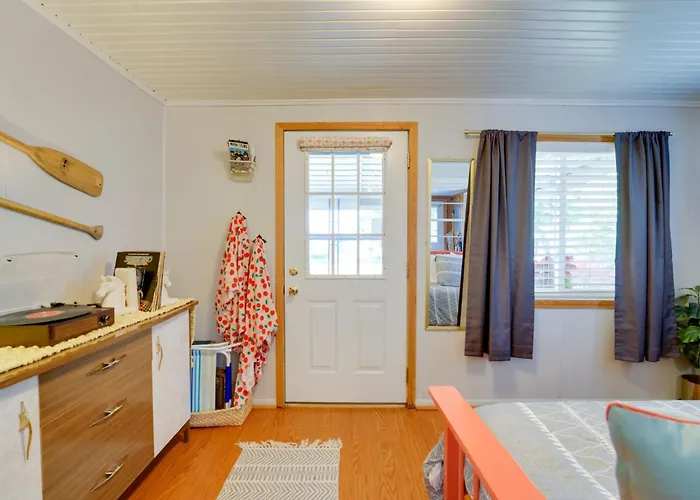 Chic Port Austin Studio: Steps To Lake Huron