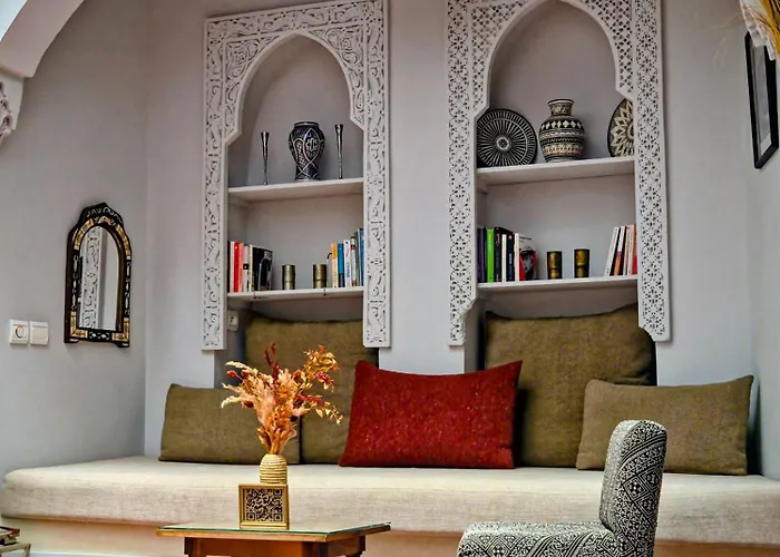 Riad Laly Tourisme Eclairé Le bijou de la medina
