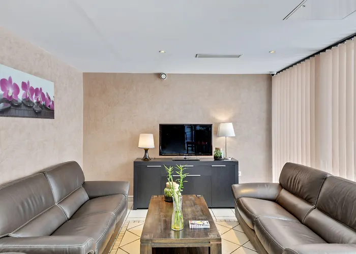 Hotel Paris Pacific: Metro-Adjacent Lodging Near Orly Airport