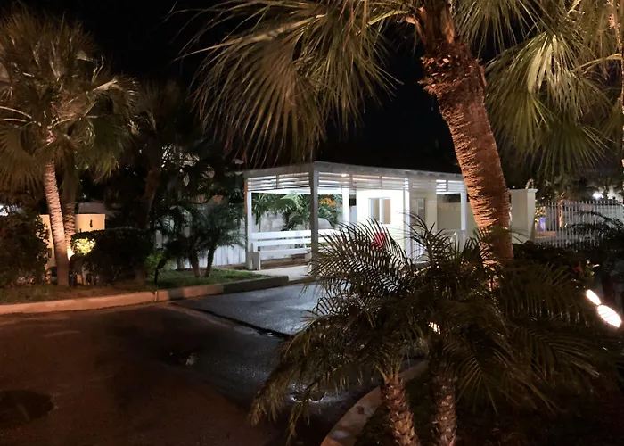 Colony Club Inn & Suites