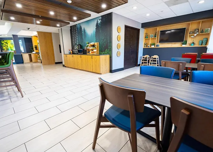 Creekside Hotel & Suites