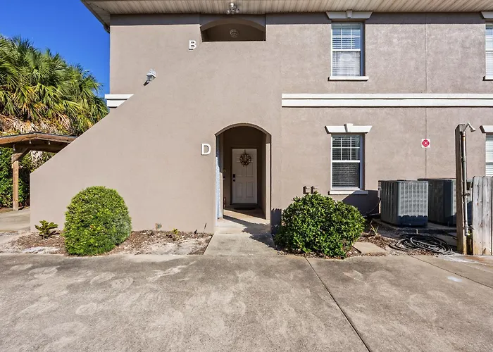 Updated! Sleeps 9-Steps To Beach & Eats!