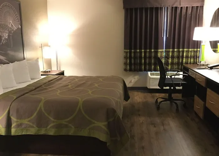 Super 8 By Wyndham South Holland