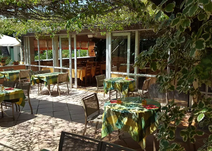 Logis Hotel Le Chene Vert