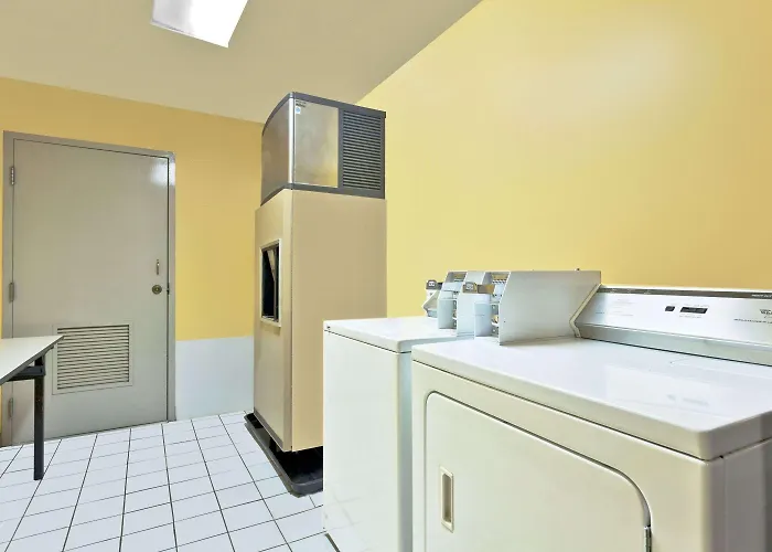 Super 8 By Wyndham Franklin Hwy 31