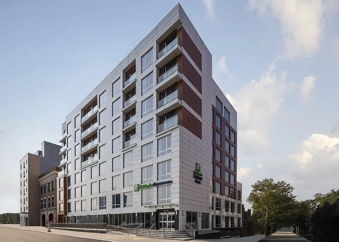 Holiday Inn Express & Suites Woodside Laguardia Airport