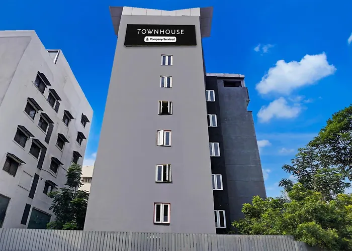 Super Townhouse Balewadi High Street
