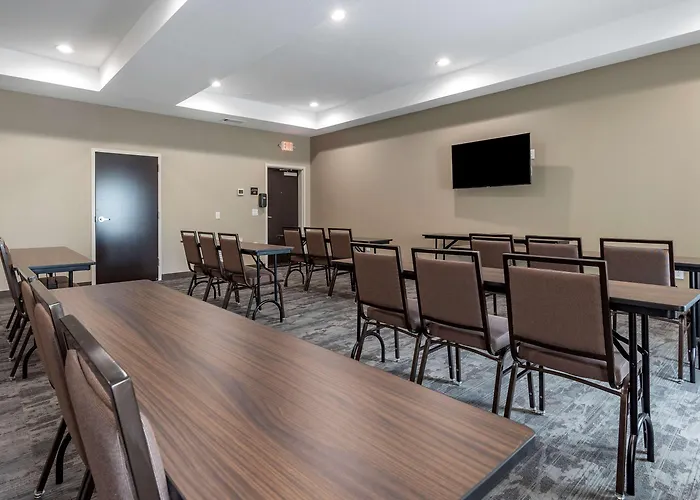 Redwood Inn & Suites Crosby