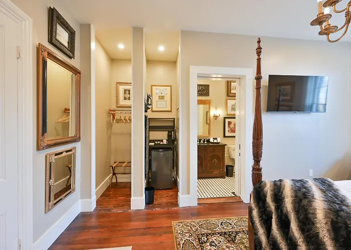 Magnolia Hall - Armstrong Suite - King Suite