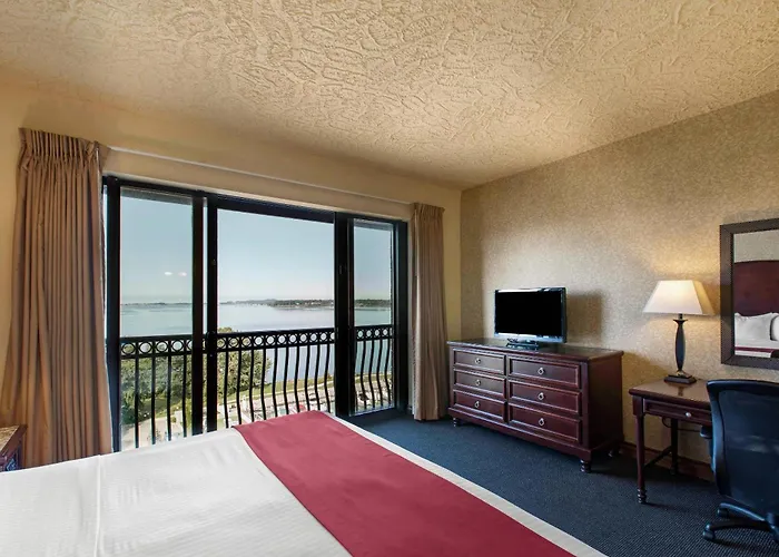 Shoreline Inn & Conference Center, An Ascend Collection Hotel