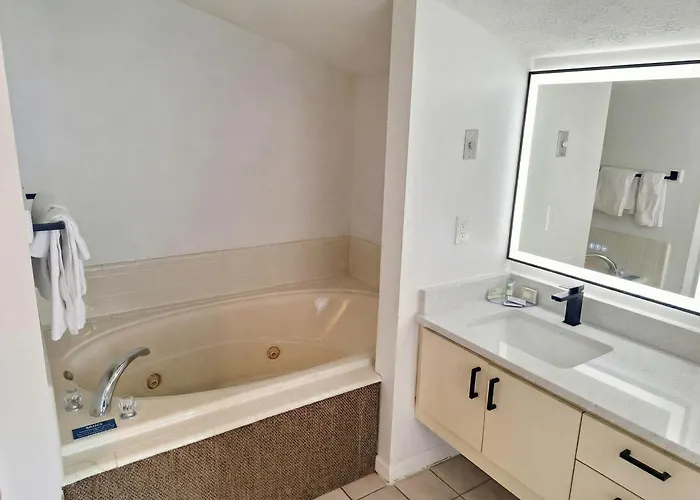 Pointes North Beachfront Hotel - 2 Person Spa Tub Studios