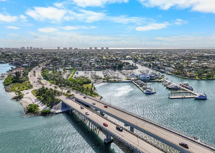Relaxing Beachfront Condo With Pool And Ocean Views