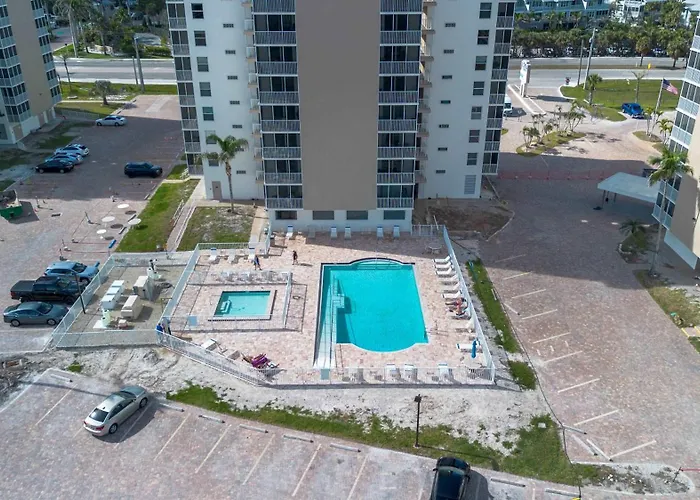 Penthouse Views - Steps From The Shore 2001