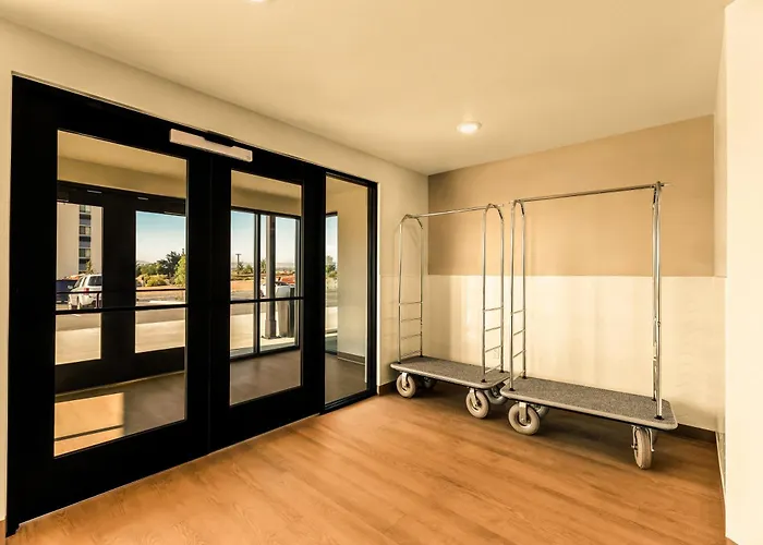 Livaway Suites Seattle- Renton