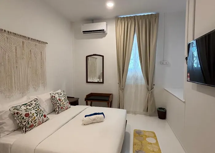 Sunset Beach Retreat & Beach Bistro