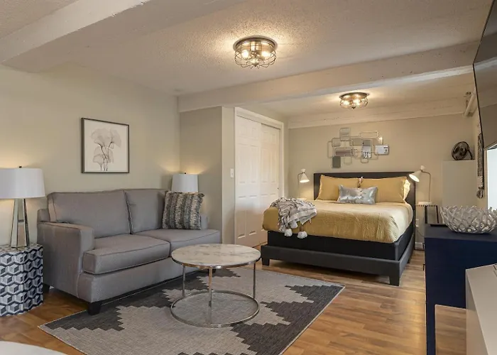 Third-Floor Suite, Siu Across Street