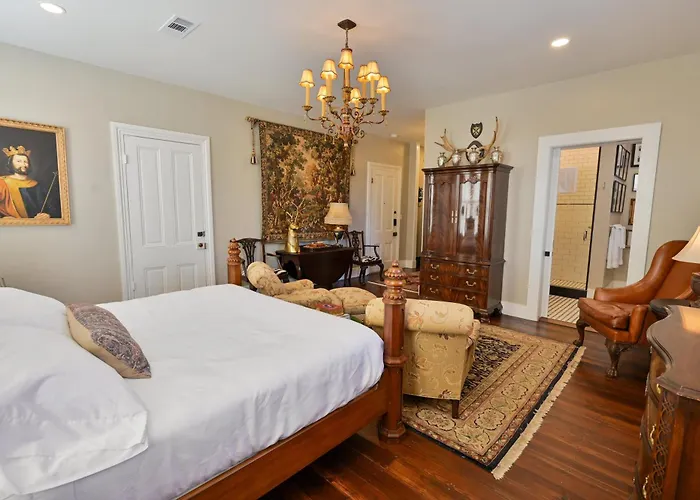 Magnolia Hall - Henderson Suite - King Suite