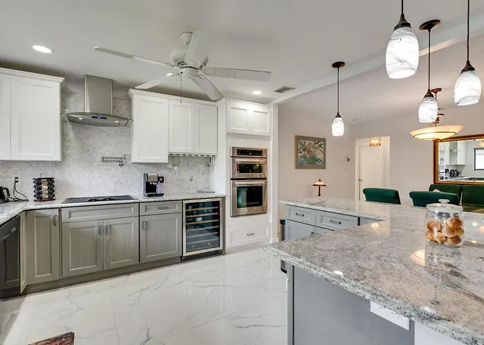 Private Beach & Pool Access! Fort Myers Getaway