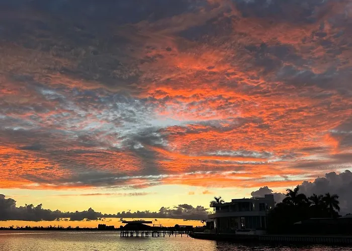 Riverview At Dolphin Drive With Stunning Sunsets And A Short Walk To The Beach