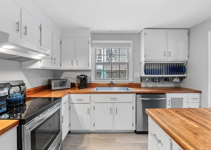 4Br Home | Walk To Beach & Downtown | Parking