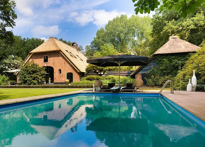 Luxe Veluwse Bosrand Suite met Jacuzzi en Zwembad