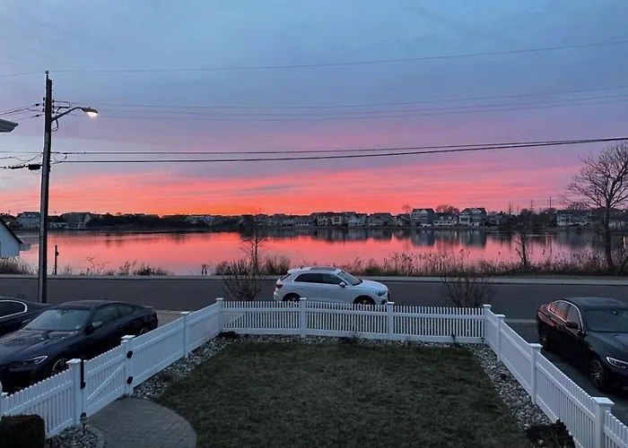 Lakefront 5-Bedroom House Near Ocean With Pool