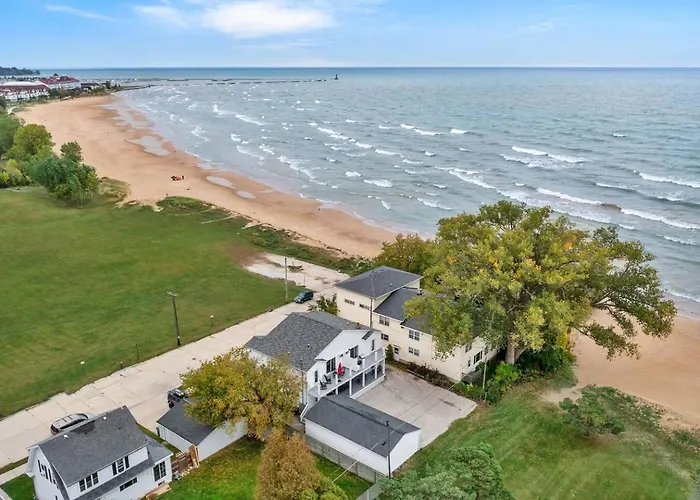 Beachside Condo Downtown With Lake Michigan Views