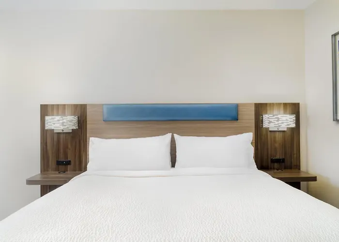 Holiday Inn Express Pratt By Ihg
