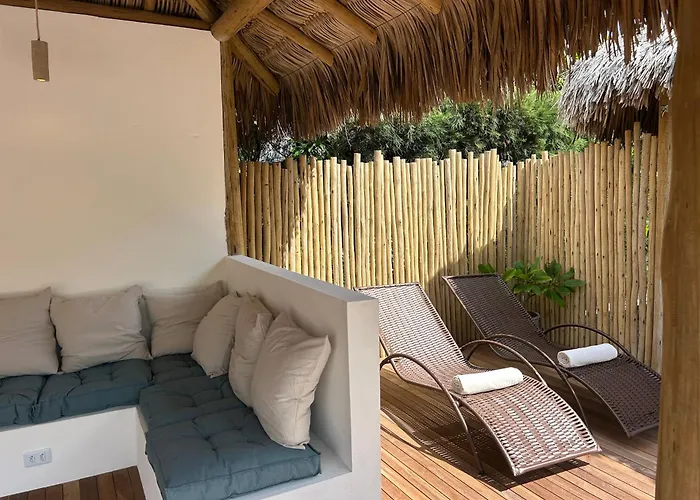 Tiki Pool'S Bungalows