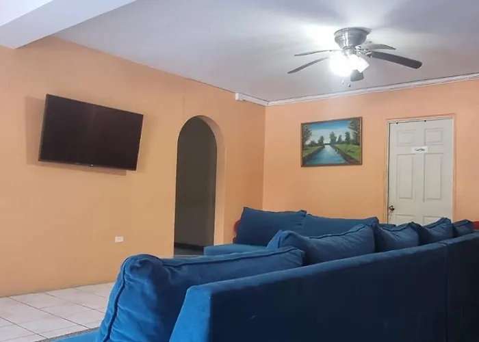 876 Ja Oasis & Homestay - By Kingston Airport
