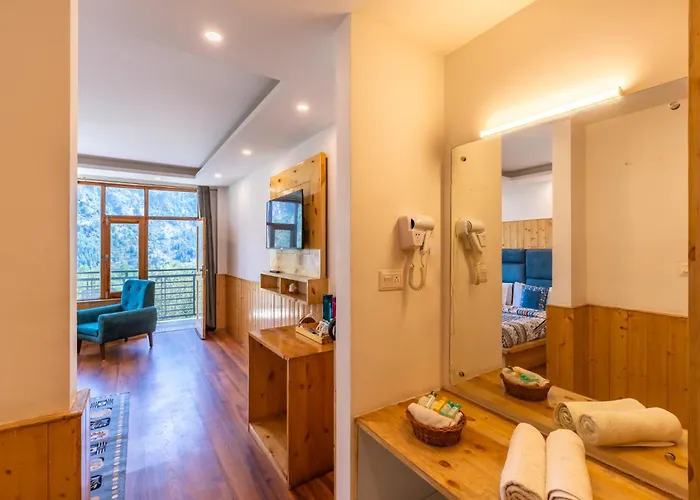 The 14 Gables, A Boutique Stay, Manali - Pet Friendly - Balcony Rooms - Crown Palace