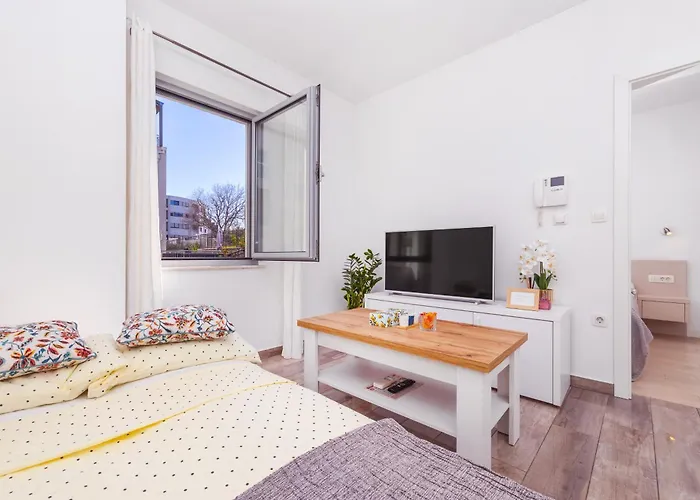 Brand New Lovely Apartment Bella
