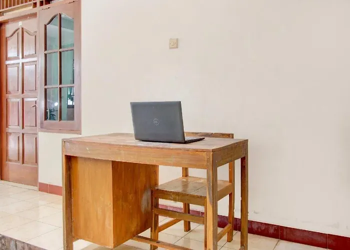 Oyo Life 93662 Kost Pak Budi