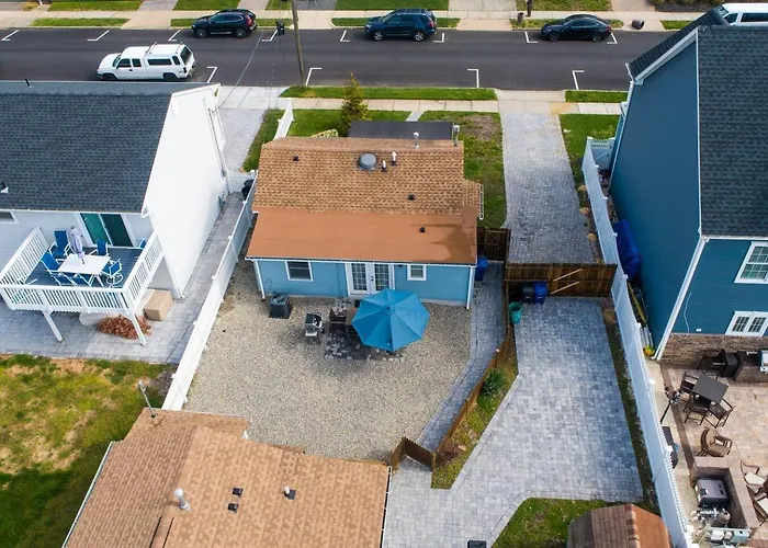 Highly Rated Beach House Blocks To Beach & Main St 6 Badges, Patio, Grill