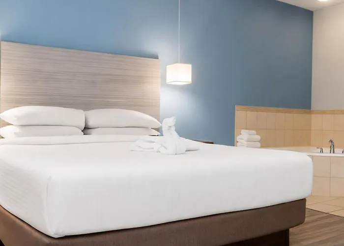 Signature Stay Inn & Suites - Downtown Hamilton