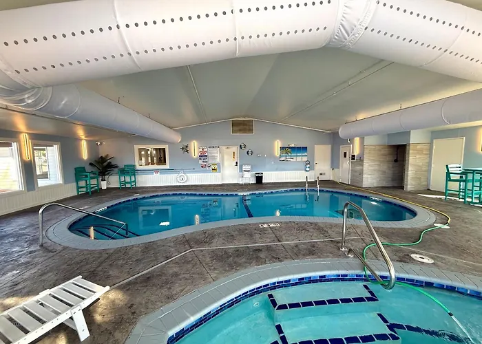 King Bed, Jacuzzi, Private Balcony By Gull Lake