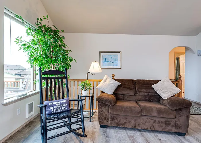 Walk To Beach! Pet-Friendly Westport Home W/ Views