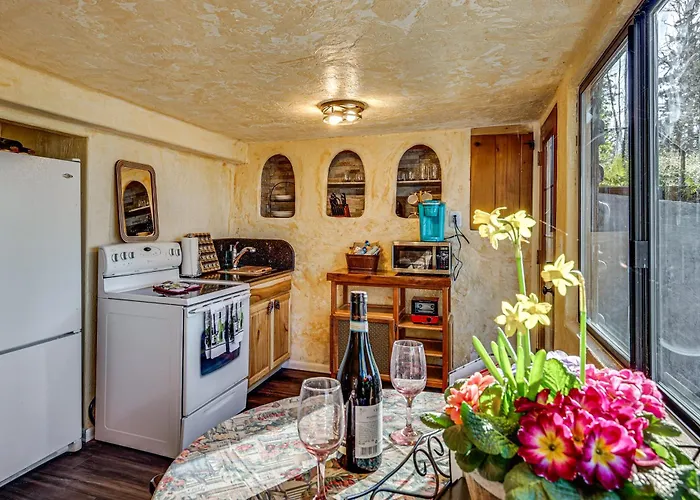 Walk To Beach! Scenic 'Wine Studio' In Gig Harbor
