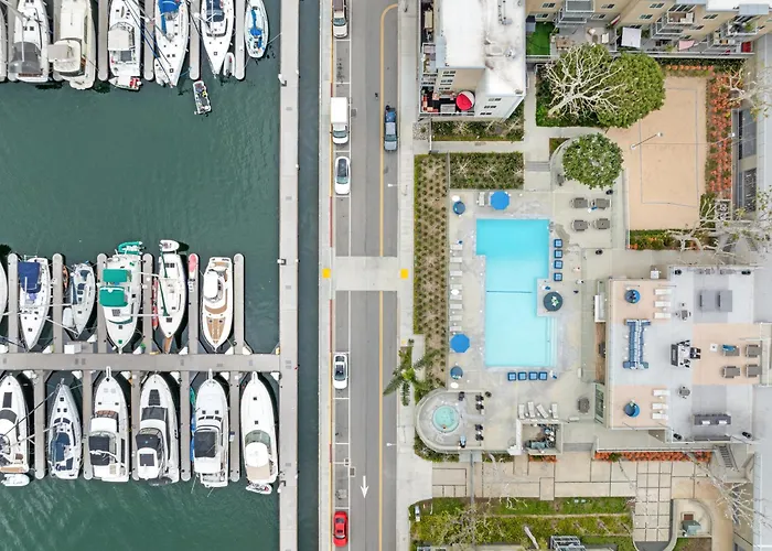Serenity Over The Sails - A 2-Bedroom Escape W Stunning Marina Views