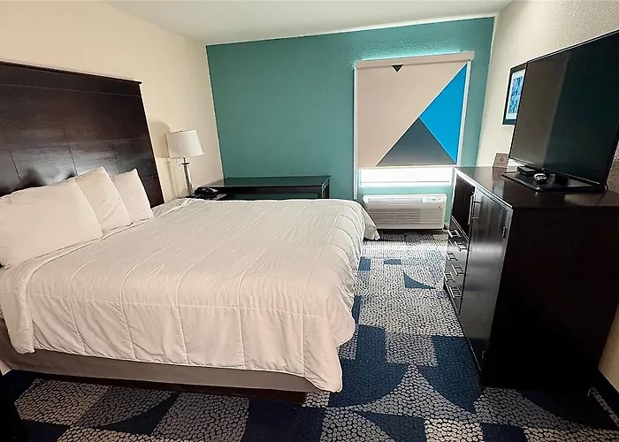 Baymont By Wyndham Iowa Lake Charles