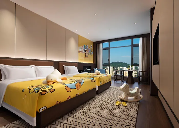 Phoenix Sky Pool Hotel-Newly Opened 2026 Free Pick-Up Service Rooftop Infinity Pool Kids Playground On-Site Cafe Near Fenghuang Scenic Area