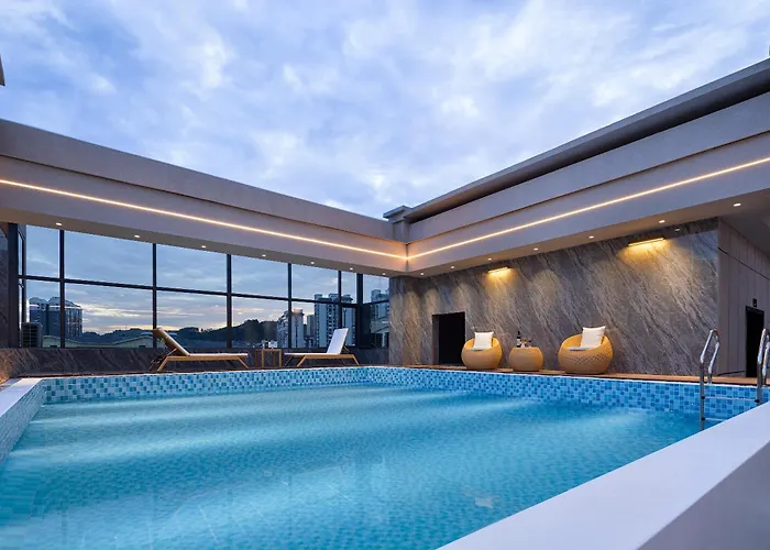 Phoenix Sky Pool Hotel-Newly Opened 2026 Free Pick-up Service Rooftop Infinity Pool Kids Playground On-site Café Near Fenghuang Scenic Area
