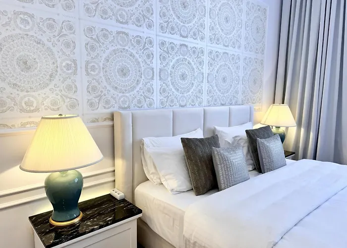 Luxury Apartments Mondrian Market Square III