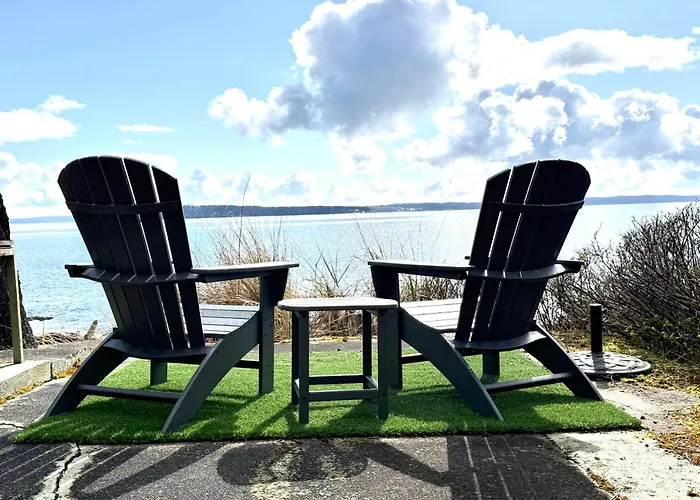 Puget Sound Chic Romantic Cottage With Private Beach Access & Gated Entry