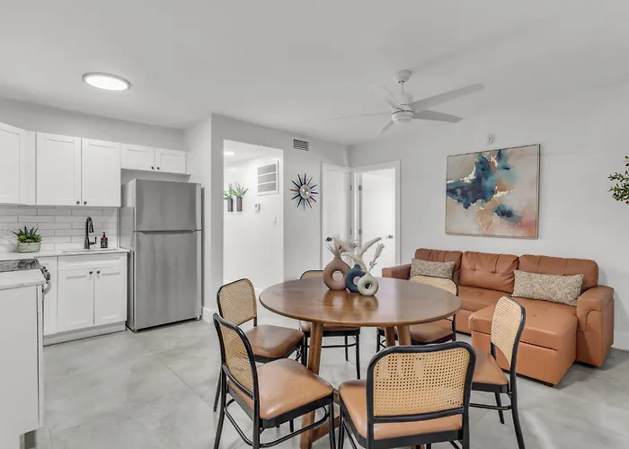 Bayview Regency Apartments By Lowkl