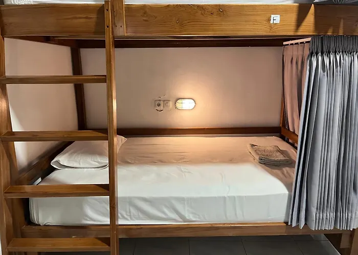 Komodo Indah Hotel And Hostel