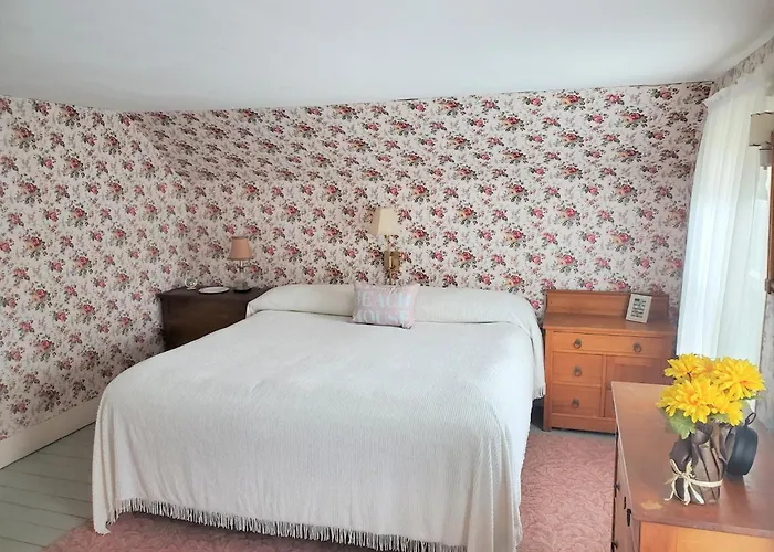 Charming Cape Cottage Steps From Bank St Beach