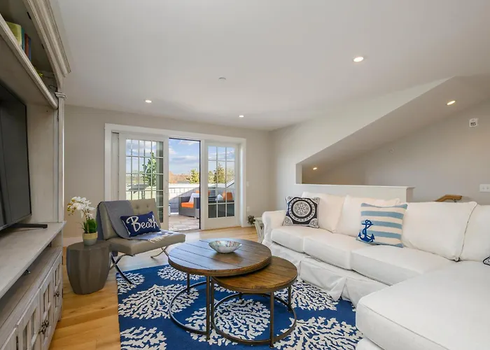 Tjs Tide: Prime Location Condo W/ Outdoor Deck