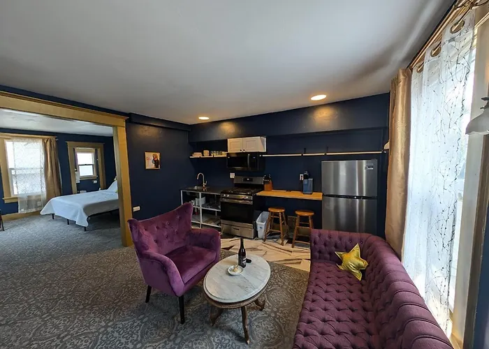 The Queen Hotel- Downtown Luxury